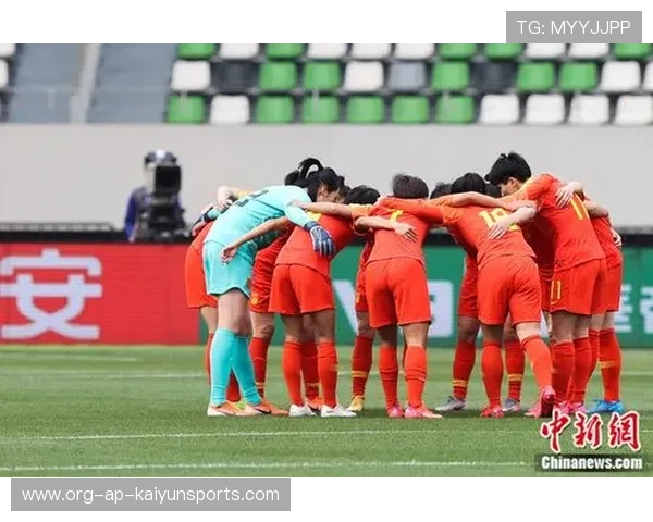 中国女足在比赛中展现出团队合作精神，中国女足体现的精神