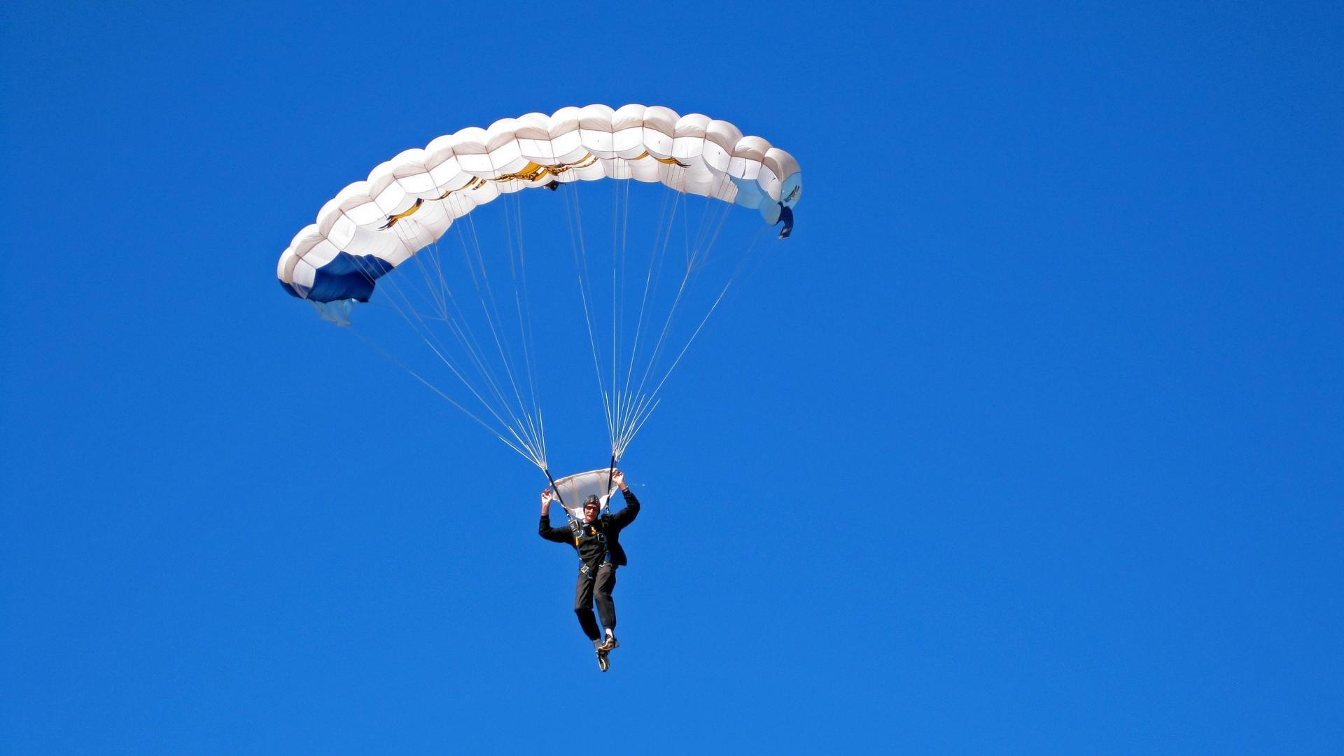 主教练下课前球队表现是否有明显战术信号，主教练上场比赛