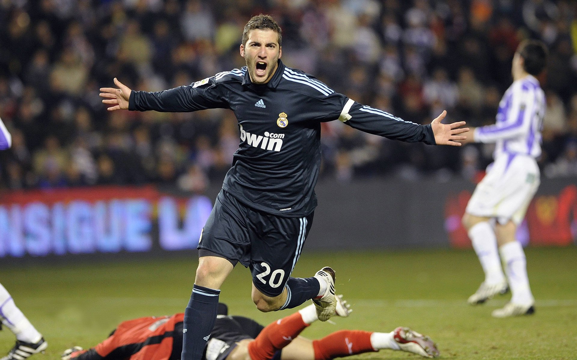 球员在国家队中凭借出色表现进入国际球探视野，球员国家队进球数